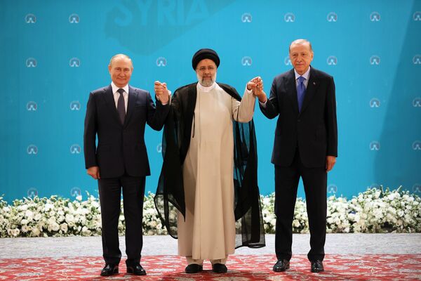 （左から）3者会談に臨んだロシアのウラジーミル・プーチン大統領、イランの最高指導者アリー・ハメネイ師、トルコのレジェップ・タイップ・エルドアン大統領（イラン・テヘラン、19日） - Sputnik 日本