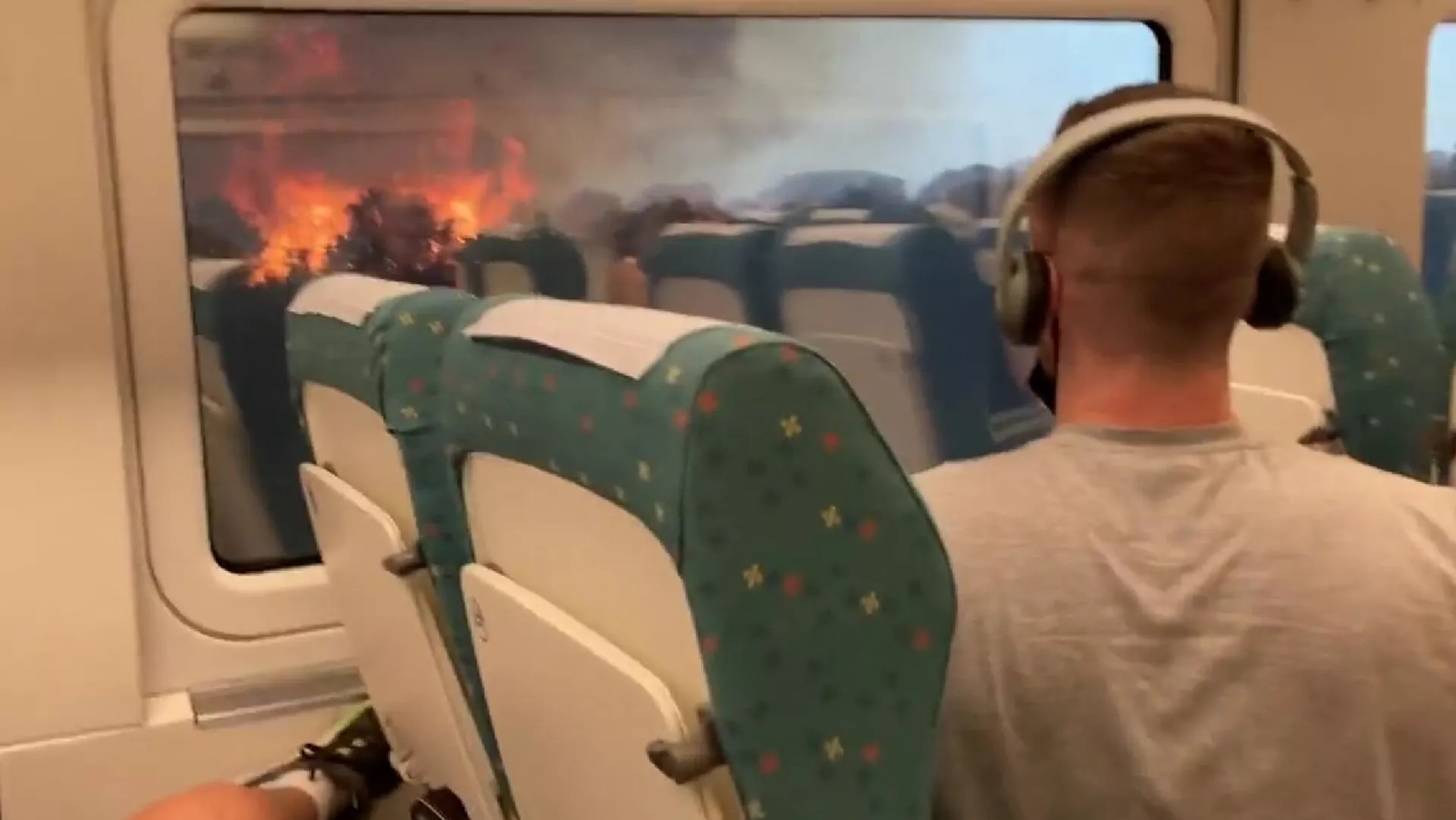 スペイン襲う熱波　森林火災のすぐそばを列車が通過