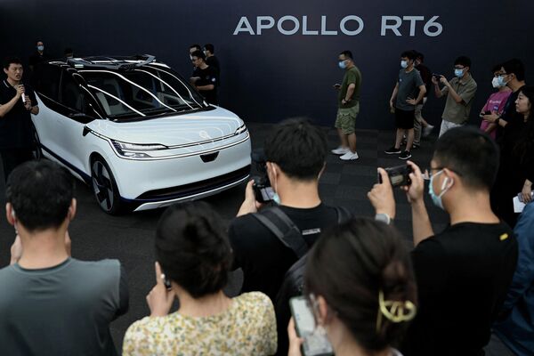 百度の次世代自律走行車「Apollo RT6」を囲む報道陣（中国・北京、20日） - Sputnik 日本