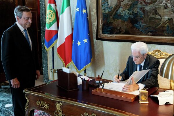 辞任を表明したマリオ・ドラギ首相（左）の前で議会解散の文書に署名するセルジョ・マッタレッラ大統領（右）（イタリア・21日） - Sputnik 日本