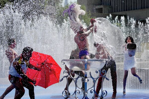 噴水で水浴びをするオーストラリアのサーカス団のメンバーら（英ロンドン、19日） - Sputnik 日本