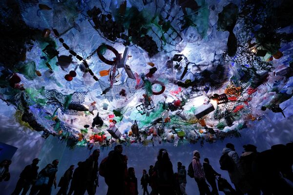 海洋汚染をテーマにした展示物の中を歩く人々（アルゼンチン・ブエノスアイレス、17日） - Sputnik 日本