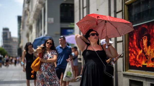 暑い晴れた日に傘をさす女性、スペインにて - Sputnik 日本