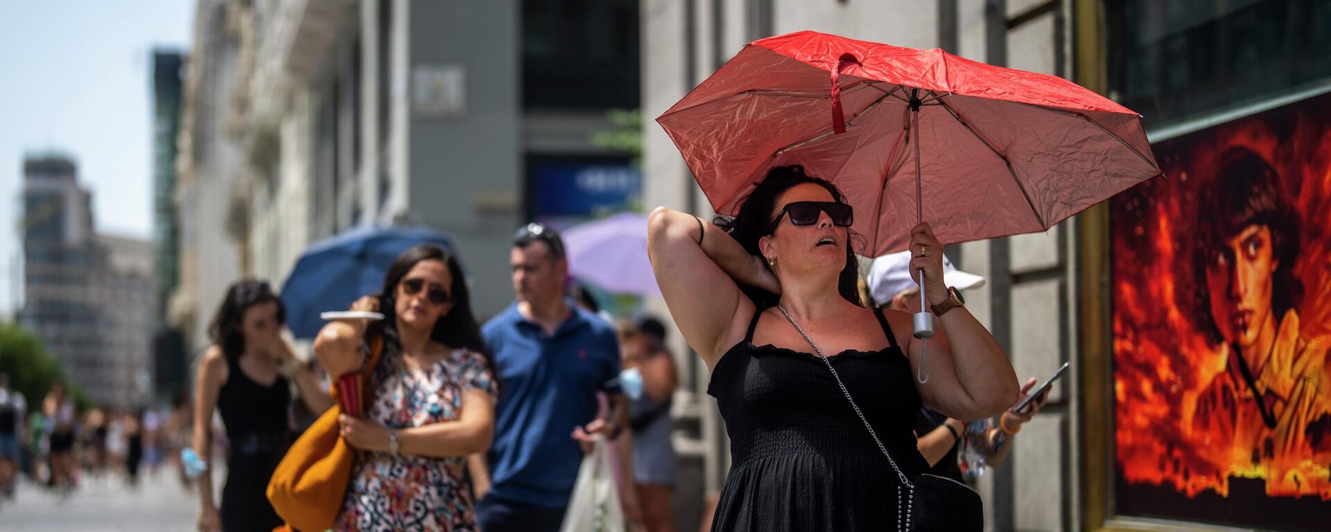 暑い晴れた日に傘をさす女性、スペインにて - Sputnik 日本, 1920, 22.07.2022