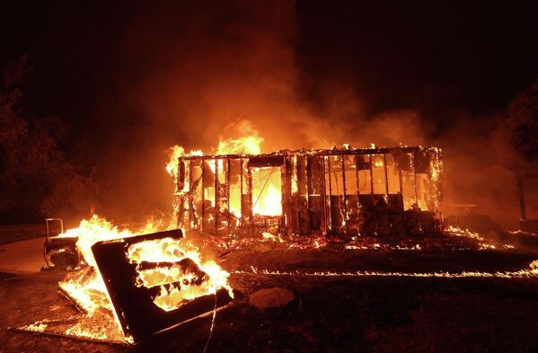 森林火災により燃える住宅（カリフォルニア州・マリポサ郡、23日） - Sputnik 日本
