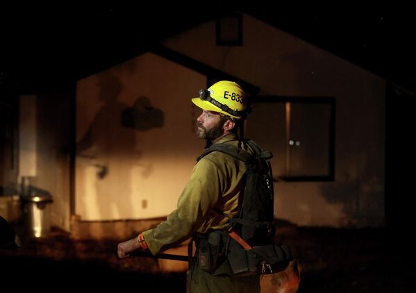 消火活動にあたる消防隊員（カリフォルニア州・マリポサ郡、23日） - Sputnik 日本