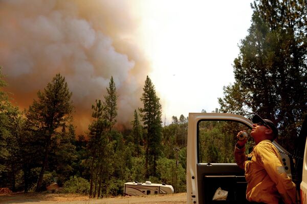 森林火災の様子を監視する消防隊員（カリフォルニア州・マリポサ郡、23日） - Sputnik 日本