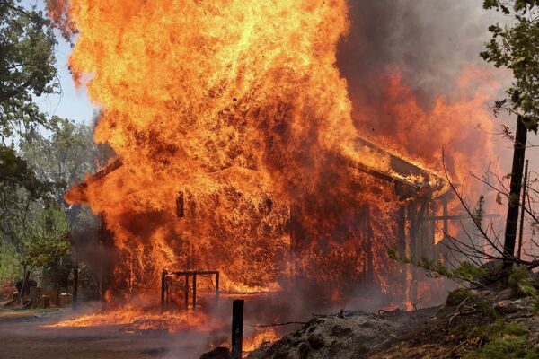 炎に包まれる住宅（カリフォルニア州・マリポサ郡、23日） - Sputnik 日本