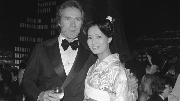 米俳優クリント・イーストウッドさんと日本の女優・島田陽子さん、「ピープルズ・チョイス・アワード」の授賞式にて（1981年、ロサンゼルス） - Sputnik 日本
