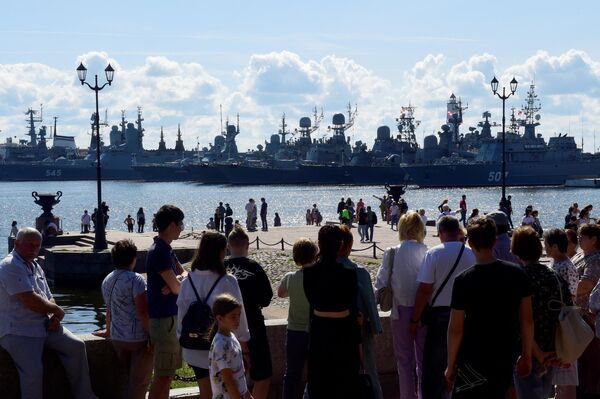 「海軍の日」記念パレードの準備で、コトリン島・クロンシュタットの基地に停泊する軍艦（25日） - Sputnik 日本