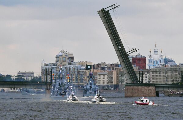 「海軍の日」記念パレードのリハーサルに参加する軍艦（24日） - Sputnik 日本