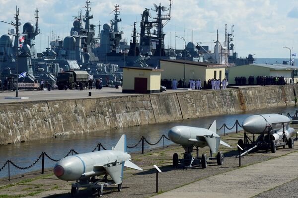「海軍の日」記念パレードの準備で、コトリン島・クロンシュタットの基地に停泊する軍艦（25日） - Sputnik 日本