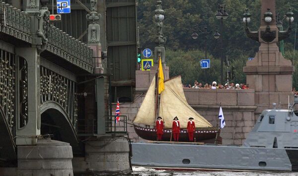 「海軍の日」記念パレードのリハーサルで、ネヴァ川を走るピョートル大帝の舟（24日） - Sputnik 日本