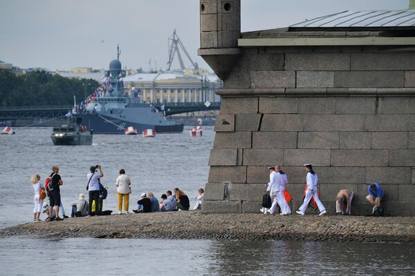 「海軍の日」記念パレードのリハーサルを見物する市民（24日） - Sputnik 日本