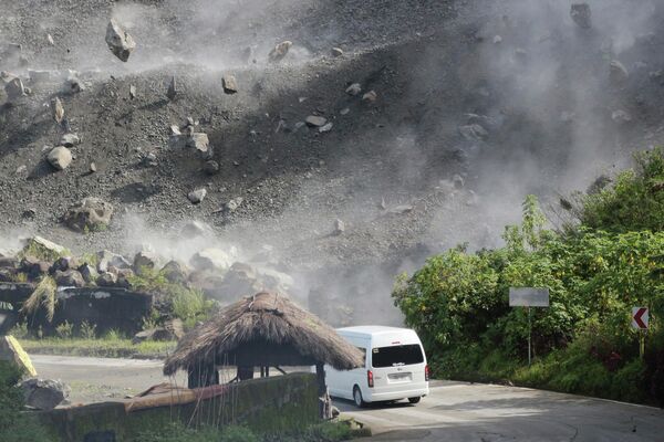 道路に落下する大きな岩（ルソン島・マウンテン州バウコ、27日） - Sputnik 日本