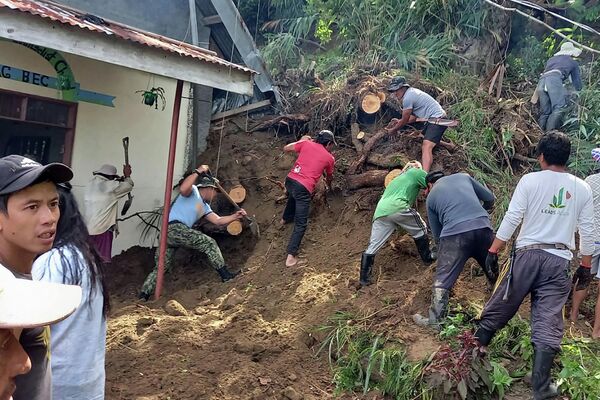土砂崩れで埋もれた礼拝堂を掘り起こす地元住民と救急隊員（ルソン島・マウンテン州、27日） - Sputnik 日本