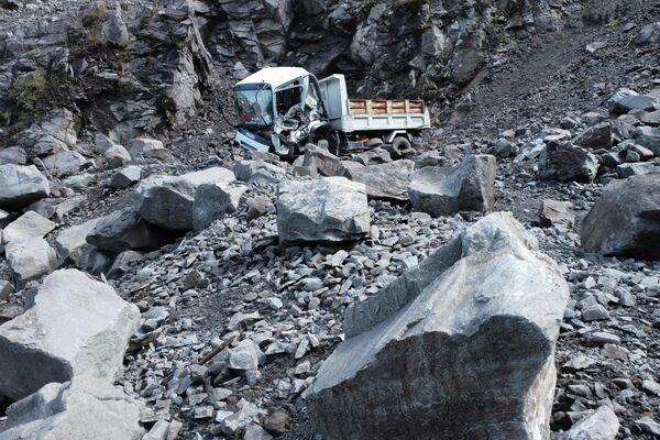 落石により損壊したトラック（ルソン島・マウンテン州バウコ、27日） - Sputnik 日本
