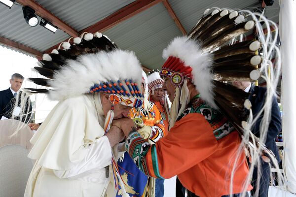 先住民族から頭飾りを贈られるフランシスコローマ教皇フランシスコ（カナダ・アルバータ州マスクワシス、25日） - Sputnik 日本
