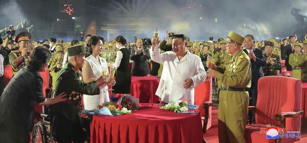 朝鮮戦争に「勝利」したとする「戦勝節」に行われた記念行事に出席した金正恩委員長（北朝鮮・平壌、27日） - Sputnik 日本