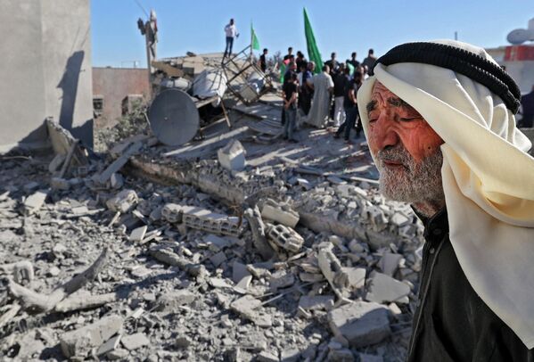 イスラエル軍に取り壊された自宅の前に立つ男性（パレスチナ自治区・ヨルダン川西岸地区、26日） - Sputnik 日本