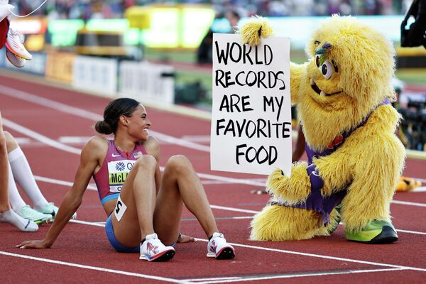 世界陸上オレゴン22の女子400mハードル決勝で金メダルを獲得し、世界新記録を更新したシドニー・マクラフリン選手（米オレゴン州・ユージーン、22日） - Sputnik 日本