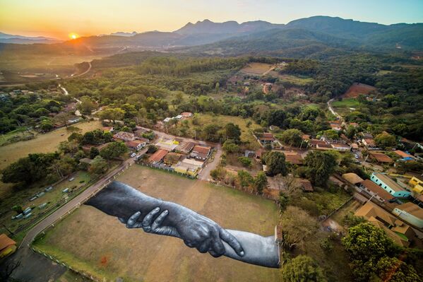 2019年に発生したブルマジーニョ尾鉱ダム決壊事故の犠牲者にささげられた巨大アート（ブラジル・ミナスジェライス州、24日） - Sputnik 日本