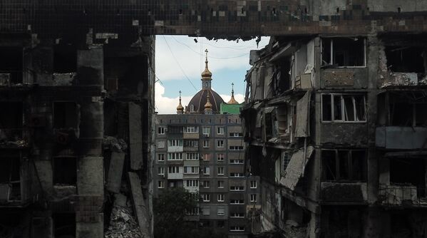 砲撃で破壊された住宅越しに見える教会（26日） - Sputnik 日本