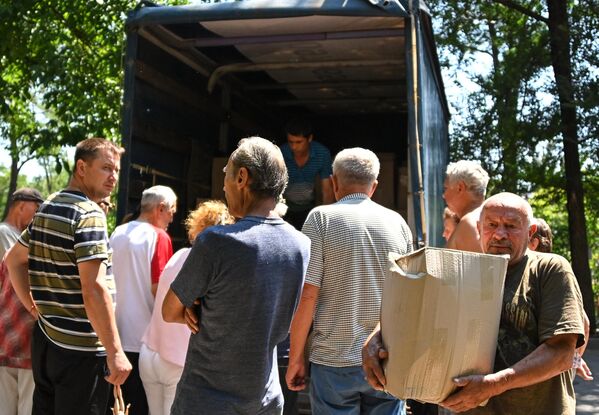 ロシア軍から配布された人道支援物資を受け取る市民（27日） - Sputnik 日本