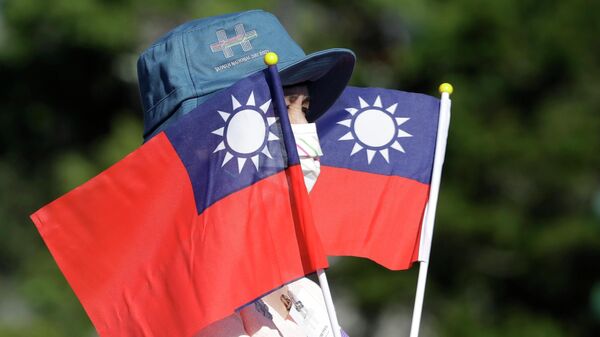 Женщина с флагами Тайваня - Sputnik 日本