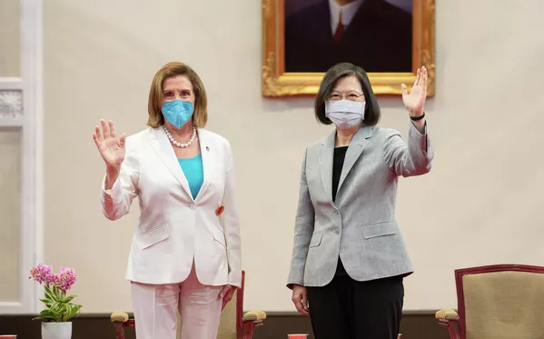 会談中、手を振るナンシー・ペロシ米下院議長(左)と蔡英文総統(右)(台湾・台北、3日) 会談中、手を振るナンシー・ペロシ米下院議長(左)と蔡英文総統(右)(台湾・台北、3日) - Sputnik 日本