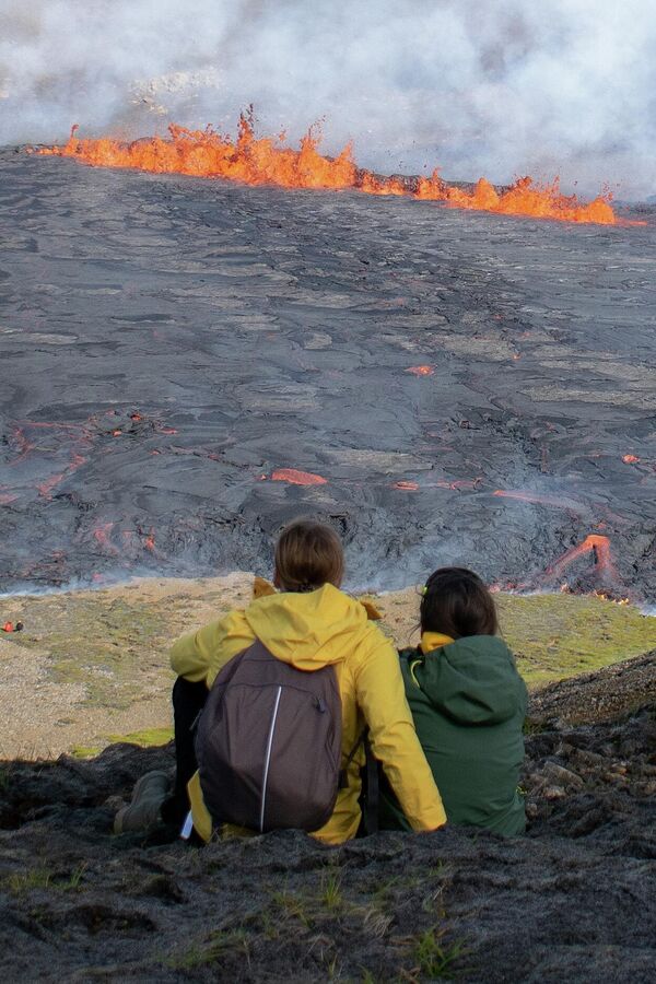 噴火したファグラダルスフィヤル山から流れる溶岩を見る人々（アイスランド・グリンダヴィーク、3日） - Sputnik 日本
