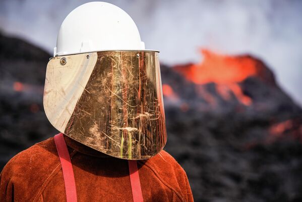 防護服を着て溶岩の近くに立つ人（アイスランド・レイキャビク近郊、3日） - Sputnik 日本