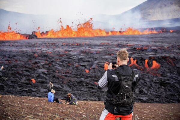 噴火したファグラダルスフィヤル山から流れる溶岩を見る人々（アイスランド・レイキャビク近郊、3日） - Sputnik 日本