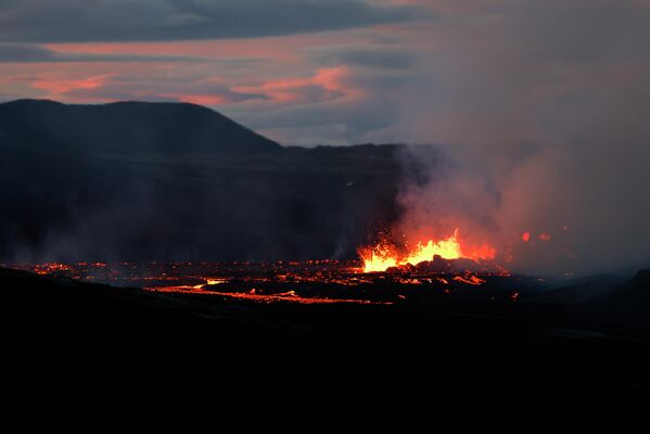 噴火したファグラダルスフィヤル山（アイスランド・レイキャビク近郊、3日） - Sputnik 日本