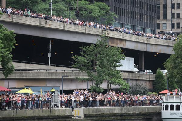 チャリティーイベント「シカゴ・ダッキーダービー」を見るためシカゴ川に集まった人々（米イリノイ州・シカゴ、4日） - Sputnik 日本