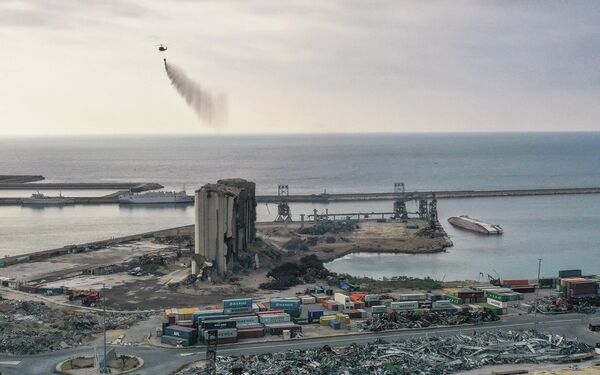 火災により一部が崩壊した穀物サイロに放水するヘリコプター（レバノン・ベイルート、31日） - Sputnik 日本