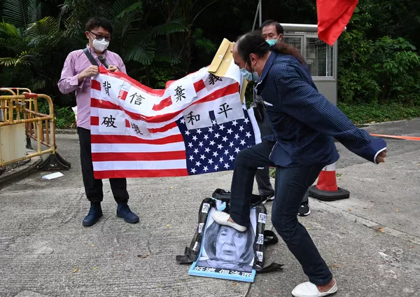 ナンシー・ペロシ米下院議長が台湾に到着したことを受け、米国領事館前で抗議デモを行う人々(香港、3日) ナンシー・ペロシ米下院議長が台湾に到着したことを受け、米国領事館前で抗議デモを行う人々(香港、3日) - Sputnik 日本