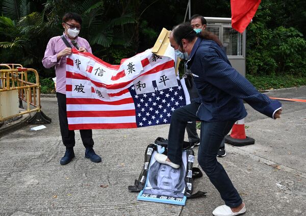 ナンシー・ペロシ米下院議長が台湾に到着したことを受け、米国領事館前で抗議デモを行う人々（香港、3日） - Sputnik 日本