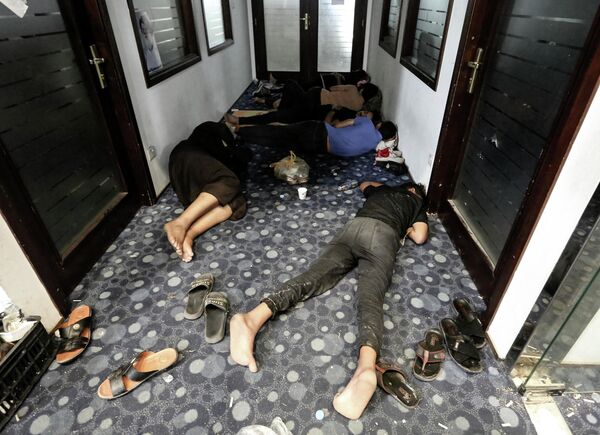 国会突入の翌日、廊下で眠るイスラム教シーア派指導者、ムクタダ・サドル師の支持者ら（イラク・バグダッド、31日） - Sputnik 日本