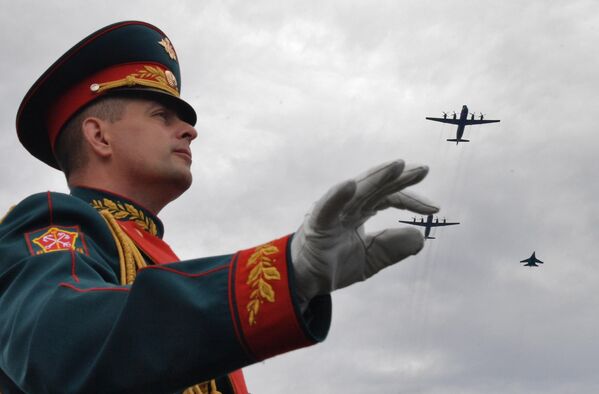 ロシア海軍記念日のパレードで上空を飛行するIl-38哨戒機とSu-27戦闘機（ロシア・サンクトペテルブルク、31日） - Sputnik 日本