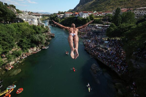 高飛び込み競技会で橋から飛び降りるダイバー（ボスニア・ヘルツェゴビナ・モスタル、31日） - Sputnik 日本