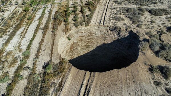 銅鉱山に出現した巨大な陥没穴（チリ・コピアポ県、1日） - Sputnik 日本