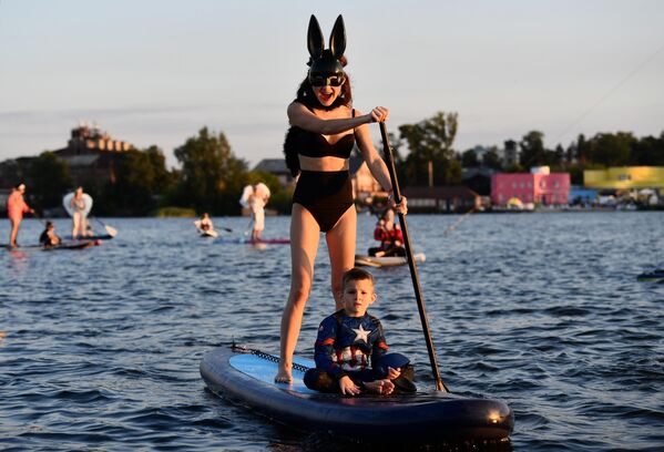 池で行われたスタンドアップパドルボードのイベントにコスプレ姿で参加した女性（ロシア・エカテリンブルク、31日） - Sputnik 日本