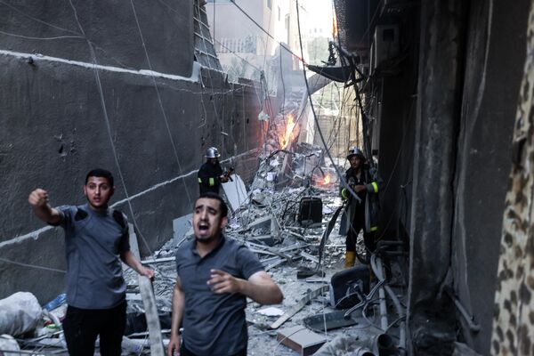 イスラエル軍による空爆後、消火活動にあたる消防隊員ら（パレスチナ自治区・ガザ地区、5日） - Sputnik 日本