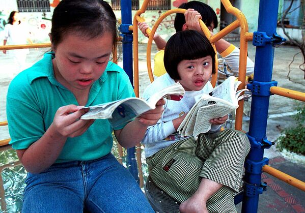 タインスアン平和村で漫画を読む子ども（ベトナム・ハノイ、2000年10月31日） - Sputnik 日本
