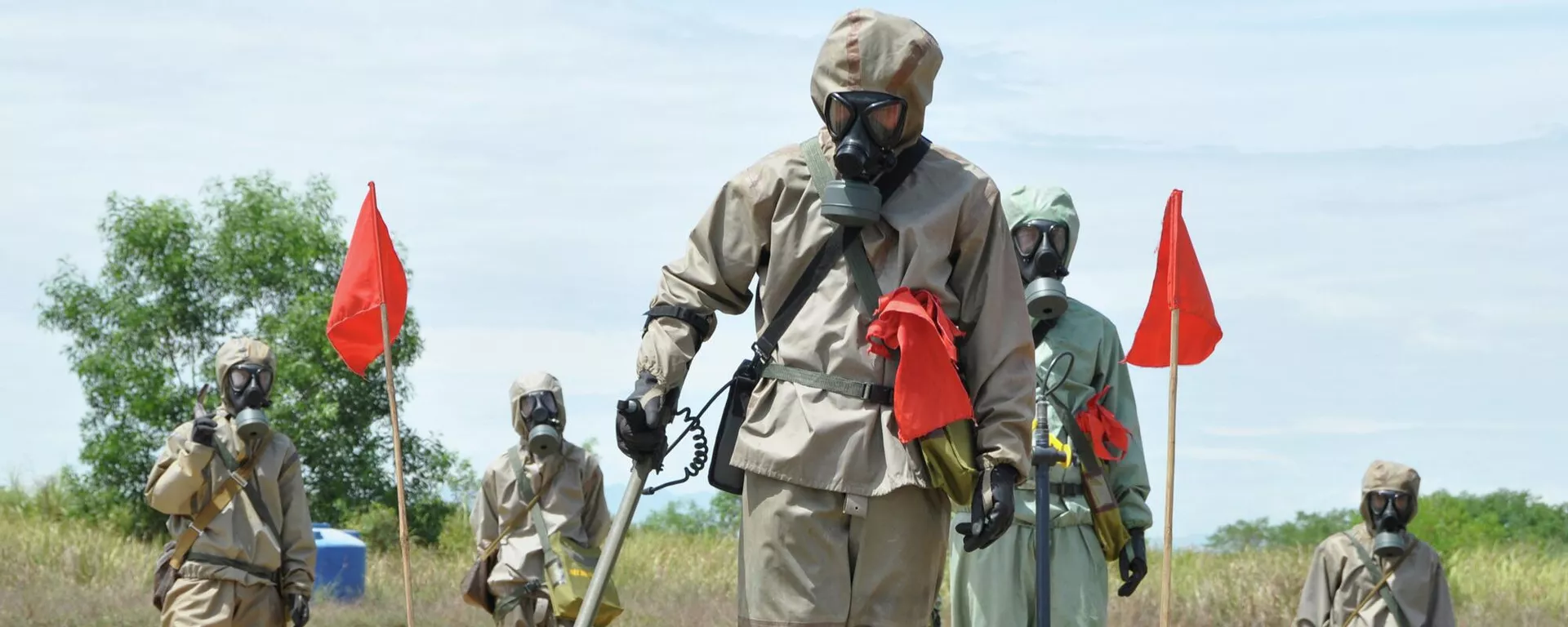 空港で、米国が資金提供する枯葉剤汚染浄化プロジェクトの立ち上げ時に、防護服姿で不発弾と枯葉剤の検出に関するプレゼンテーションを受ける兵士（ベトナム・ダナン） - Sputnik 日本, 1920, 10.08.2022