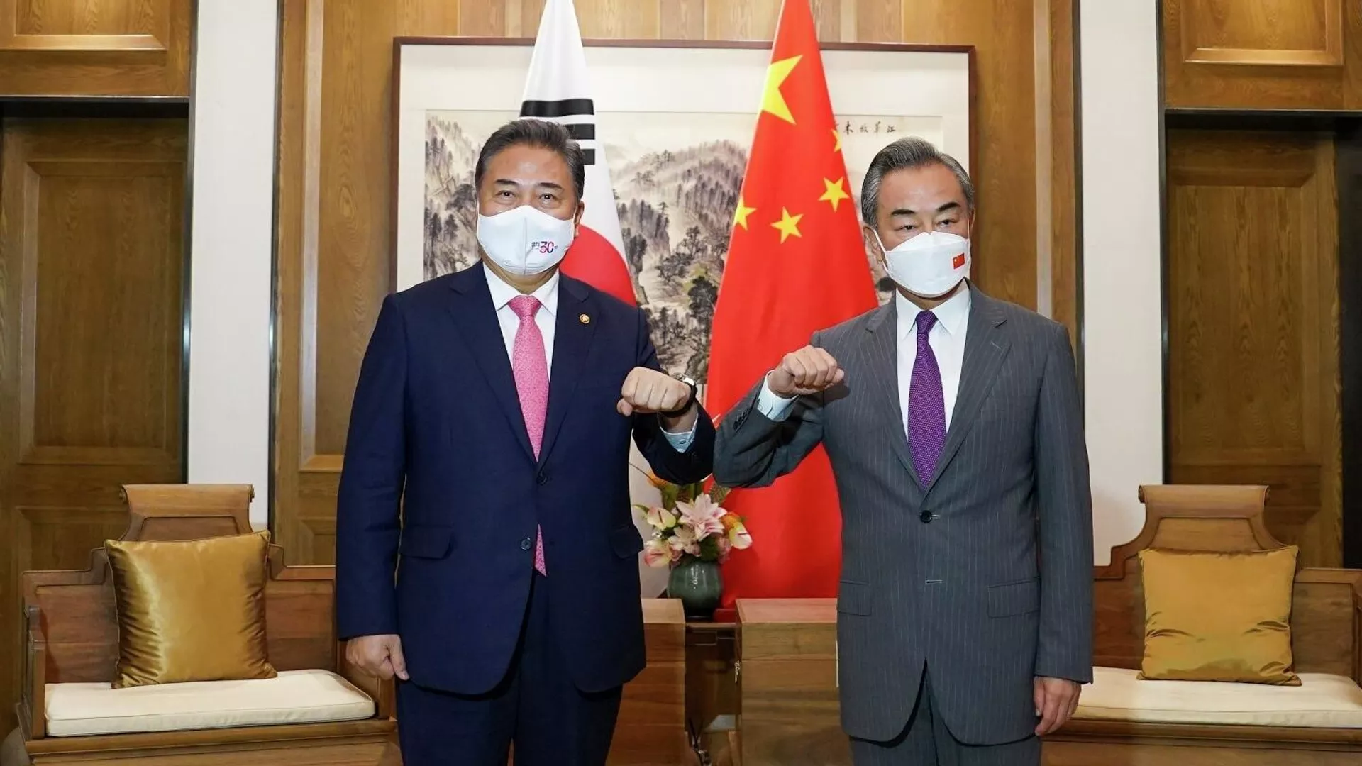 米中間でうまく立ち回る韓国　中国と外相会談で経済連携一致