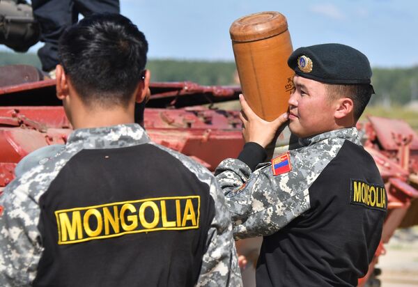 T-72B3戦車を撮影するモンゴルのチーム（モスクワ州・アラビノ、10日） - Sputnik 日本