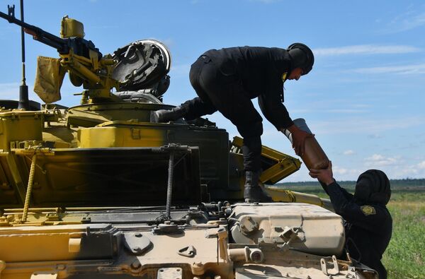 T-72B3戦車の試射準備をするアルメニアのチーム（モスクワ州・アラビノ、10日） - Sputnik 日本