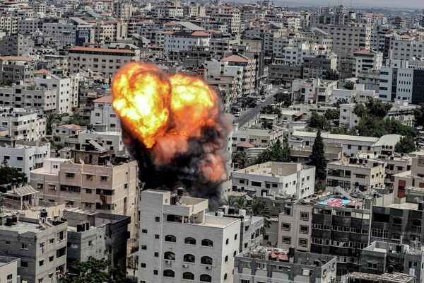 イスラエルによる空爆を受ける建物（パレスチナ自治区・ガザ地区、6日） - Sputnik 日本